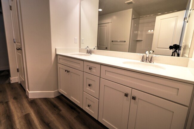 Building Photo - 4 Bedroom 3 Bathroom Townhome in Lehi!