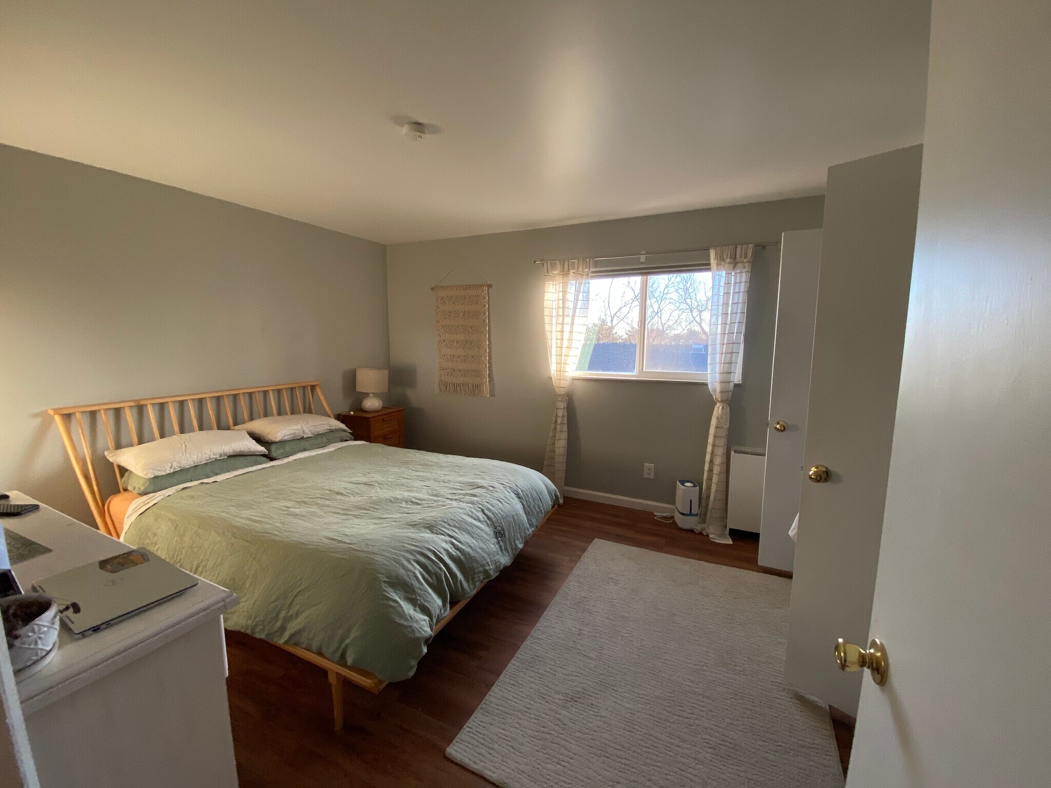 Previous tenant had a king bed and 2 desks - 3161 Madison Ave