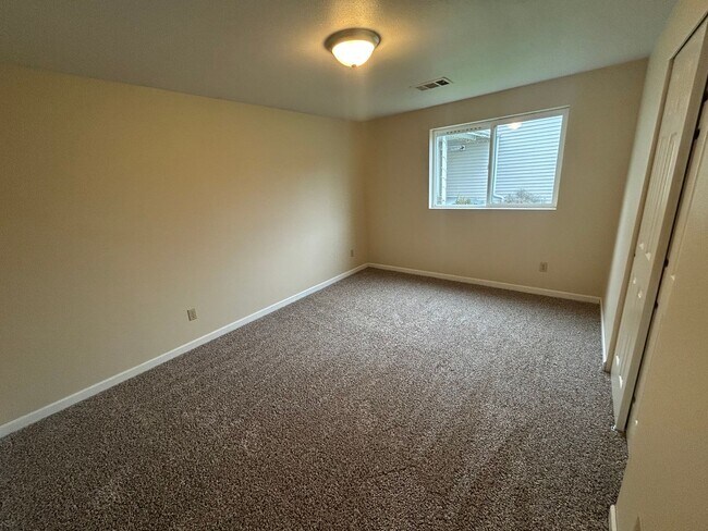 Building Photo - Two Bedroom One Bathroom Duplex For Rent in Bellingham