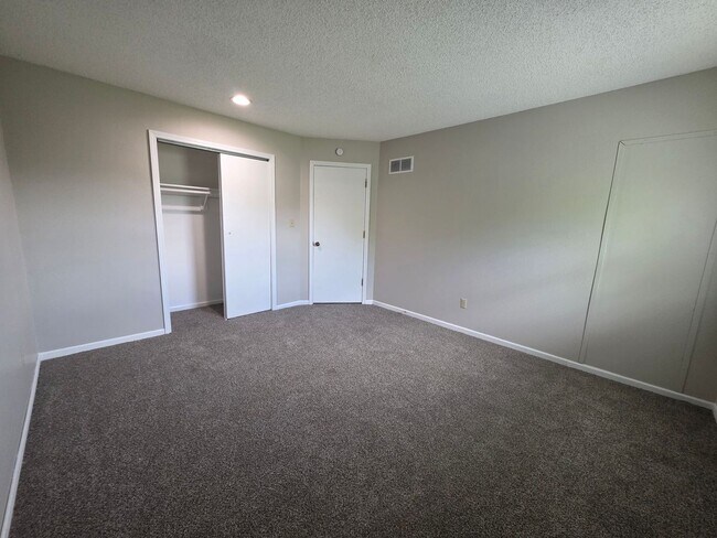 Building Photo - Spacious 2 Bedroom Quadplex with Garage