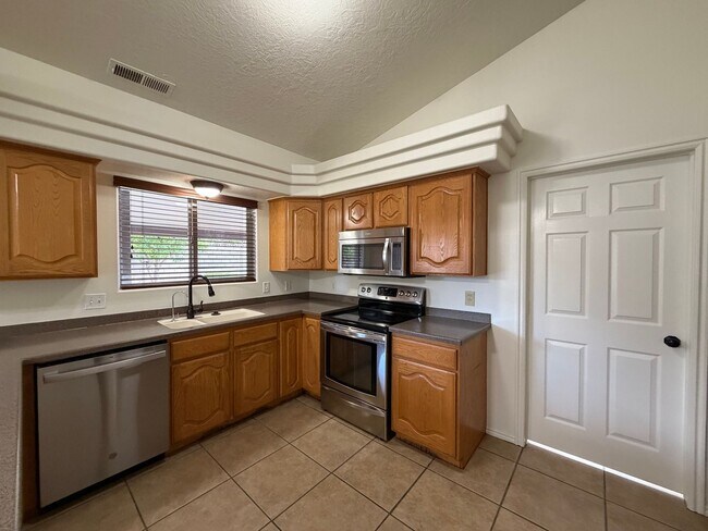 Building Photo - SPACIOUS HOME FOR RENT!