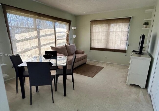 Building Photo - 3150 N Palm Aire Dr