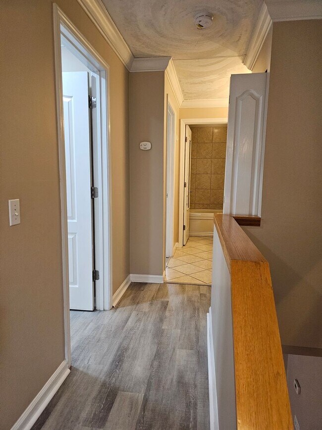 Building Photo - Wonderfully Remodeled Tri Level 3BR/2BTH Soulard Townhouse