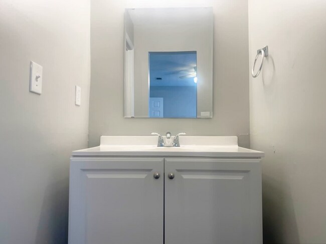 Building Photo - 1632 Lexington Cir