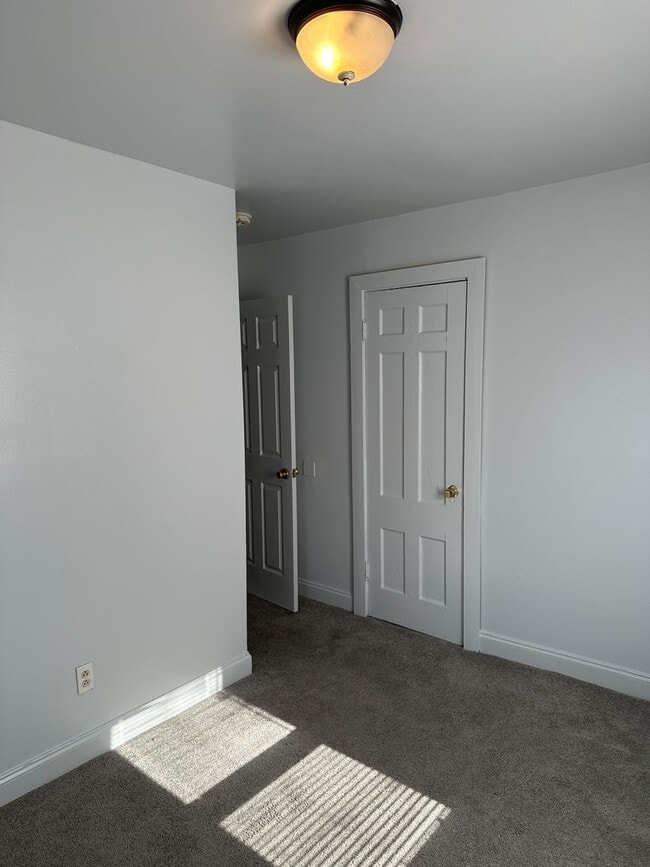 Building Photo - Spacious Duplex!
