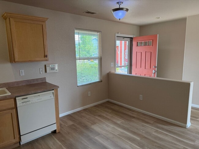 Building Photo - Delightful 3BD/2BA Townhome in Erie with Fresh Paint and New Flooring