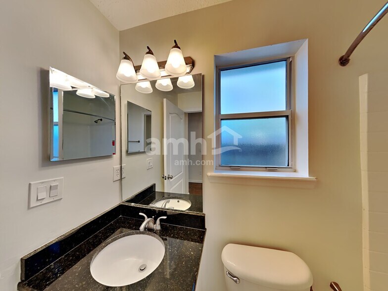 Building Photo - 985 Hyannis Port Dr