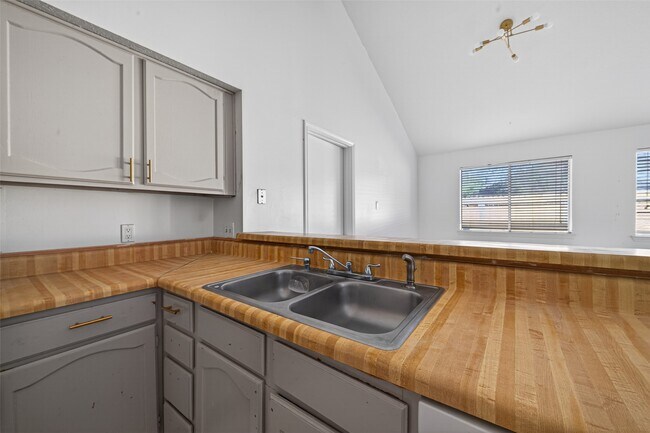 Building Photo - 22723 Timber Dust Cir