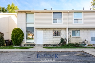 Building Photo - Spacious Sandy Home