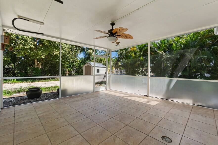 screened lanai - 3275 Cottage Grove Ave
