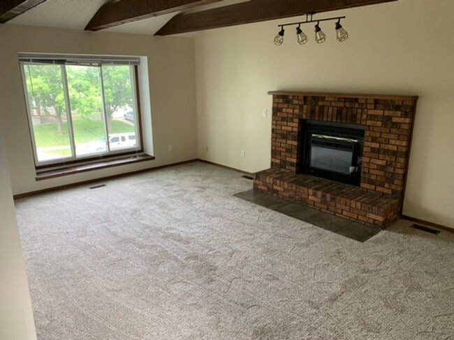 Building Photo - 2 BR, 1.5 BA Clive split level duplex.  Deck and one car attached garage.