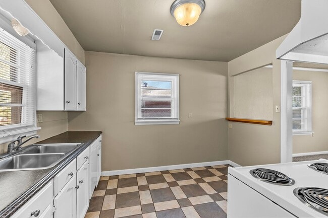 Building Photo - Updated Cozy 2 bedroom House