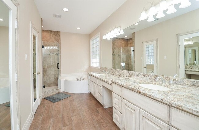 Building Photo - 5835 Stratford Gardens Dr