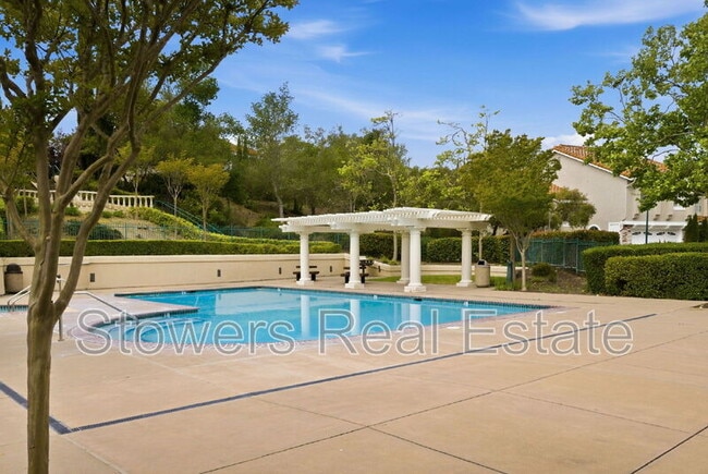 Building Photo - 350 Bellflower Dr