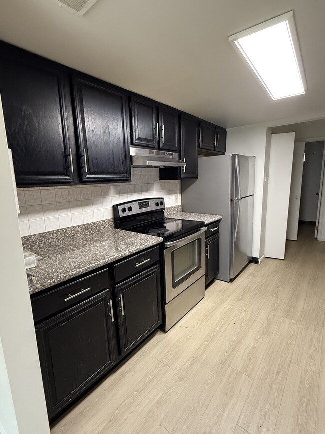 Building Photo - 345 Tamarack Dr