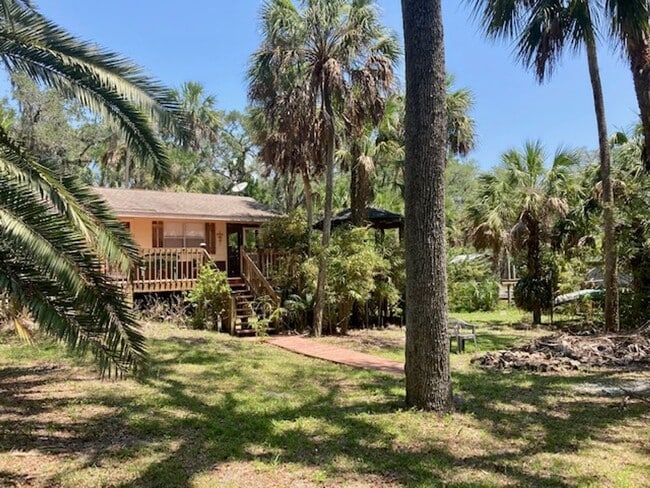 Building Photo - Captains' Lodge Old Homosassa