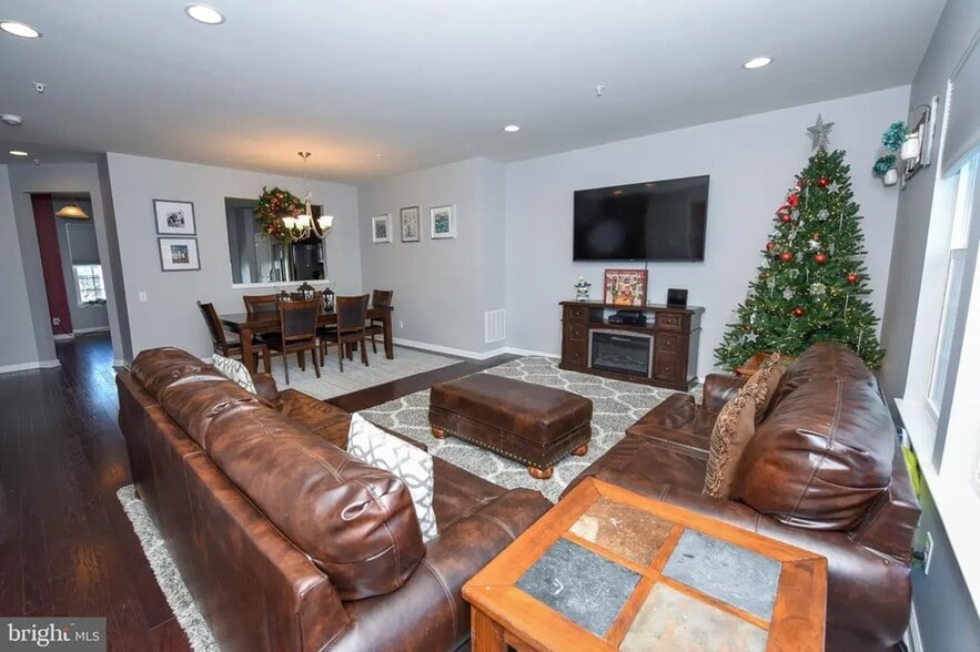 Spacious open-concept main living level offers versatile dining, lounging, and entertaining layouts - 1736 Beacon Ln