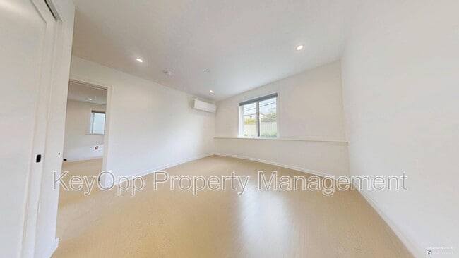 Building Photo - 466 Country Club Dr