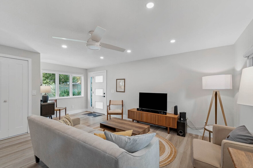 Building Photo - 228 E Harding St