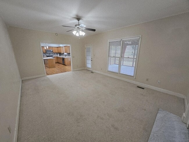 Building Photo - 208 E Bend Ct