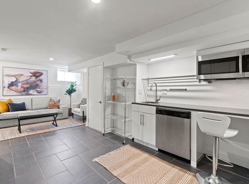 Building Photo - Elegant H Street Corridor townhouse minutes from downtown