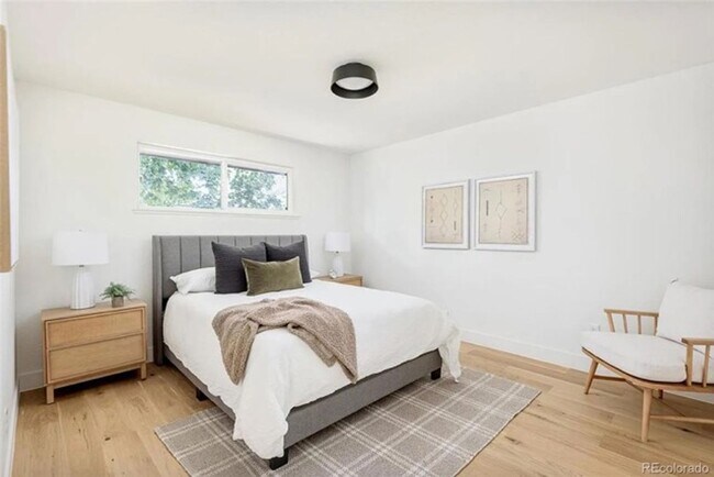 Building Photo - Recently Renovated 2Bd 1Ba Duplex with W/D and Central AC!