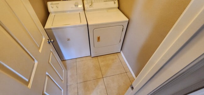 Building Photo - Charming 3 bedroom home with great curb ap...