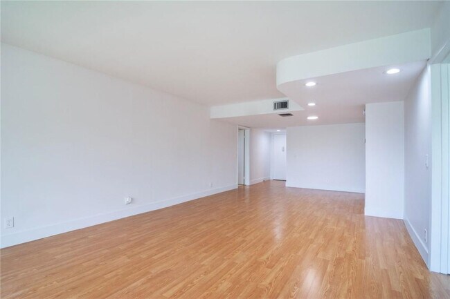 Building Photo - 491 Racquet Club Rd