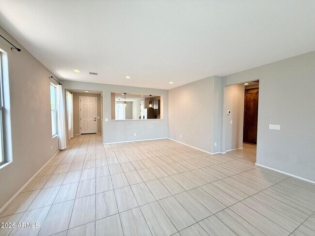 Building Photo - Large 3 Bedroom with Pool and Pool Service Included!