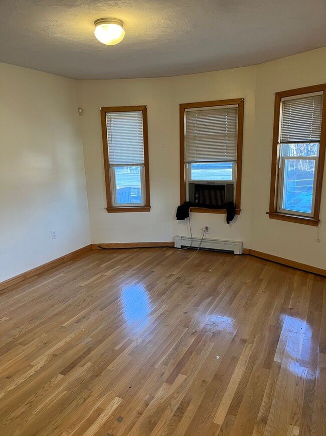 Building Photo - Recently updated 1 bedroom apartment