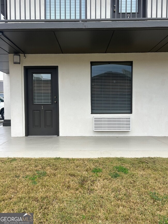 Building Photo - 712 Ave A NE