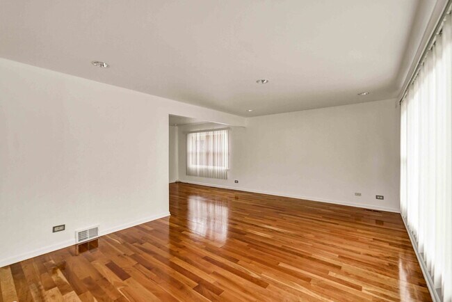Building Photo - 2725 N Oak Park Ave