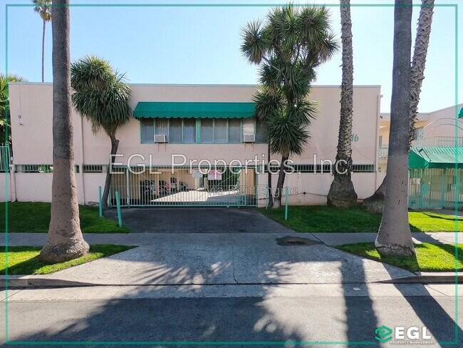 Building Photo - 1555 N Bronson Ave