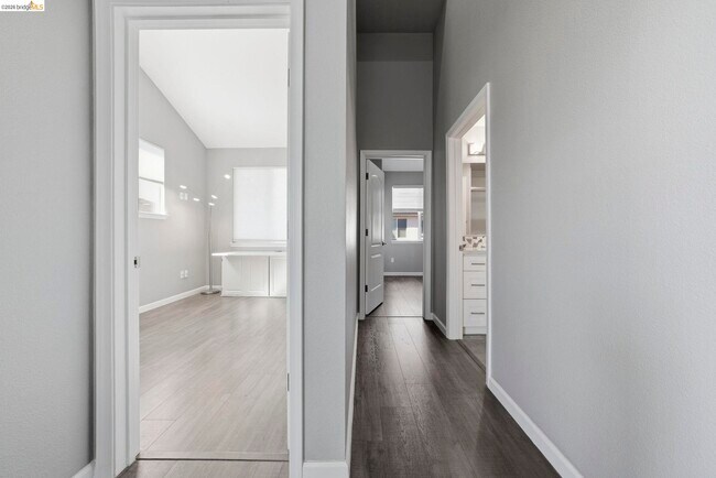 Building Photo - 817 Estancia Ter