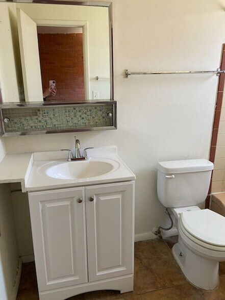 Building Photo - 1350 N Craycroft Rd