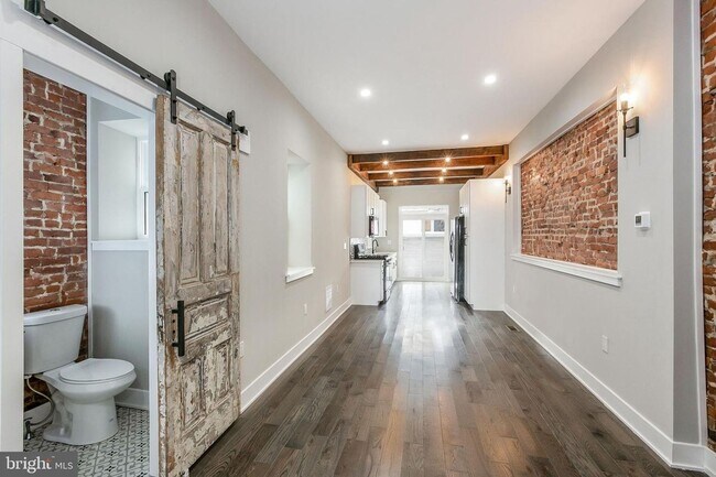 Building Photo - Gorgeously renovated classic row home with Off-Street Parking