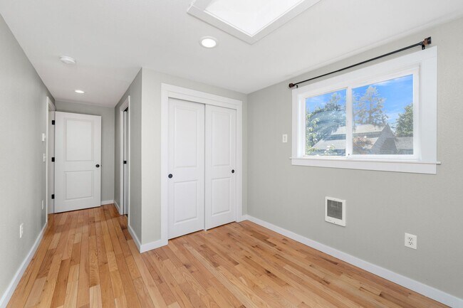 Building Photo - 9th Ct Duplex - AL-2402