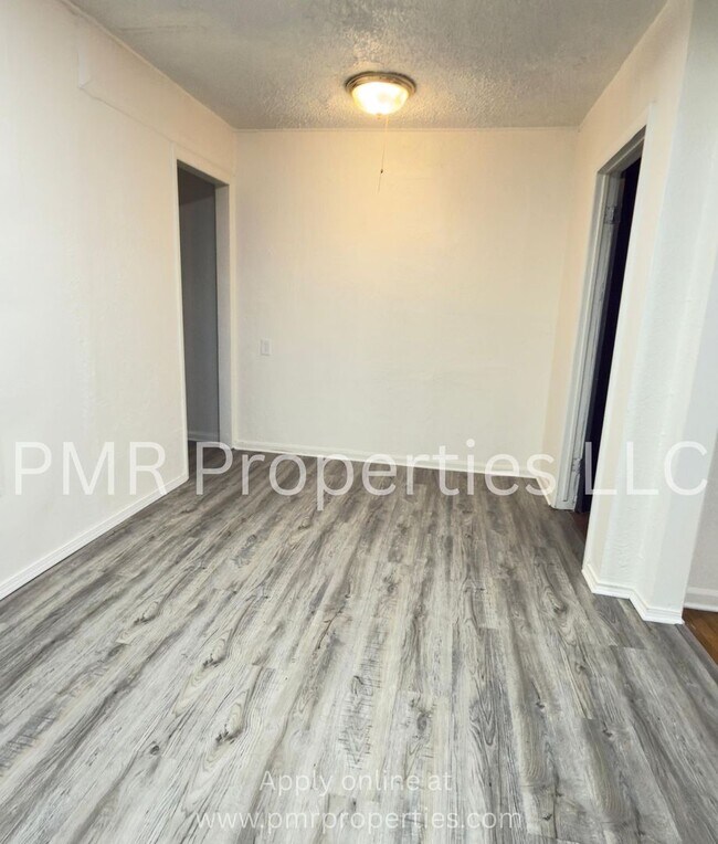 Building Photo - 4 Bedrooms / 1 Bathrooms House