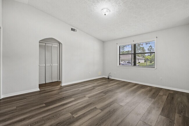 Building Photo - 1049 SW Eureka Ave