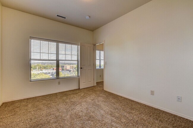 Building Photo - 221 Spring St