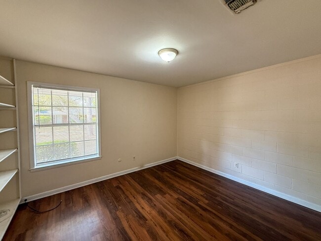 Building Photo - 2 Bedroom 1 Bath Duplex for Rent in Pensac...