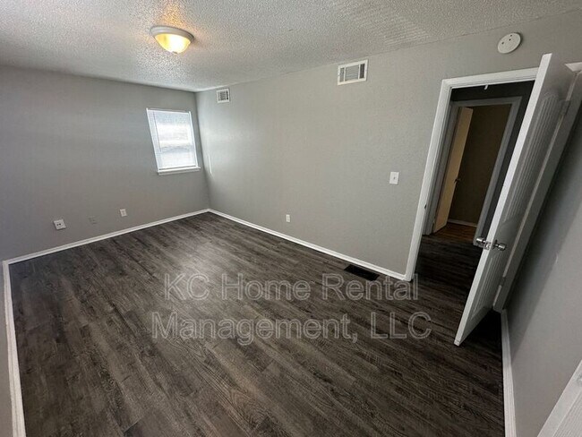 Building Photo - 212 N Oak Dr