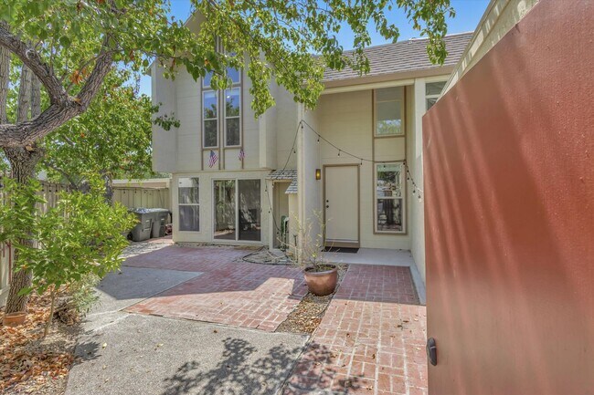 Building Photo - 524 S Cascade Terrace