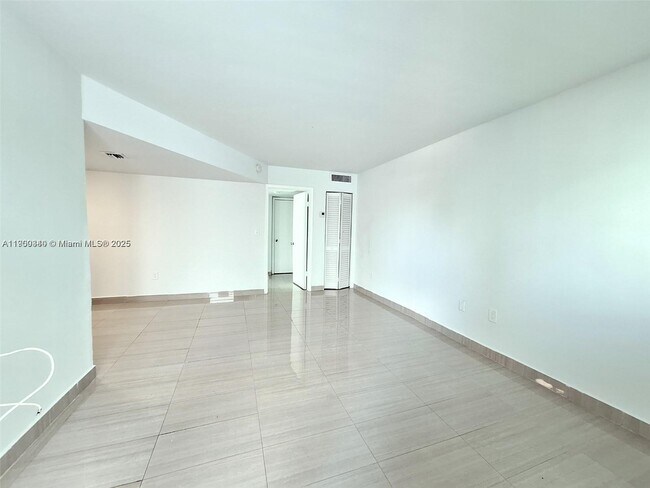 Building Photo - 2011 Bay Dr