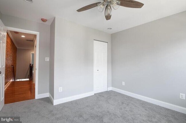 Building Photo - 2624 Llewelyn Ave