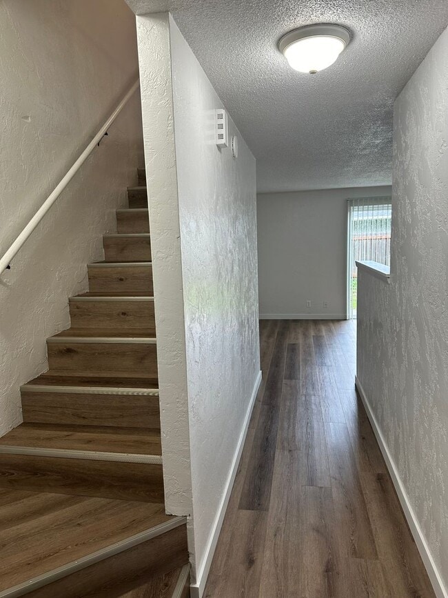 Building Photo - Updated 2 bedroom, 1 bath with garage!