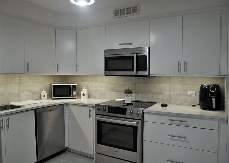 Kitchen. All Bocsh appliances - 6007 N Sheridan Rd