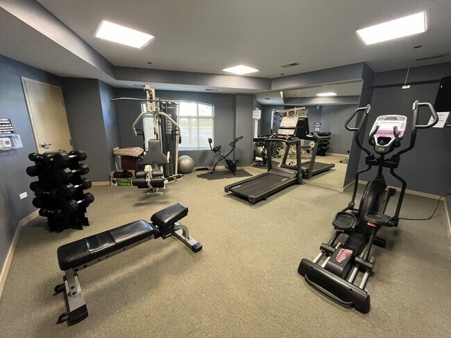 Building Photo - 1075 W Roosevelt Rd