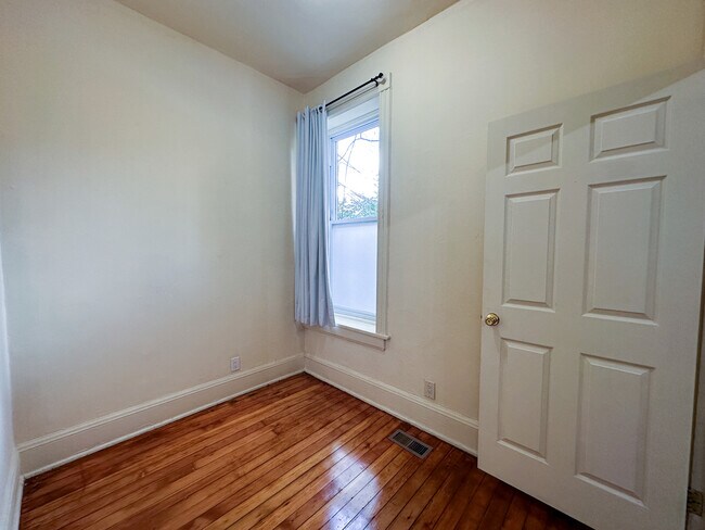 Building Photo - 2126 N Sheffield Ave