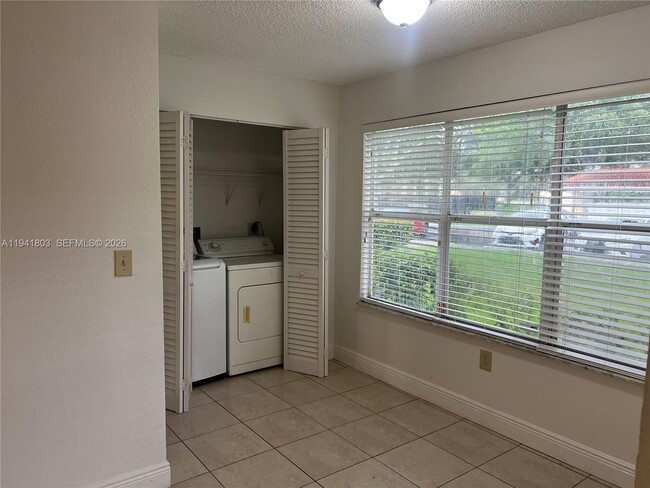 Building Photo - 643 Vista Isles Dr